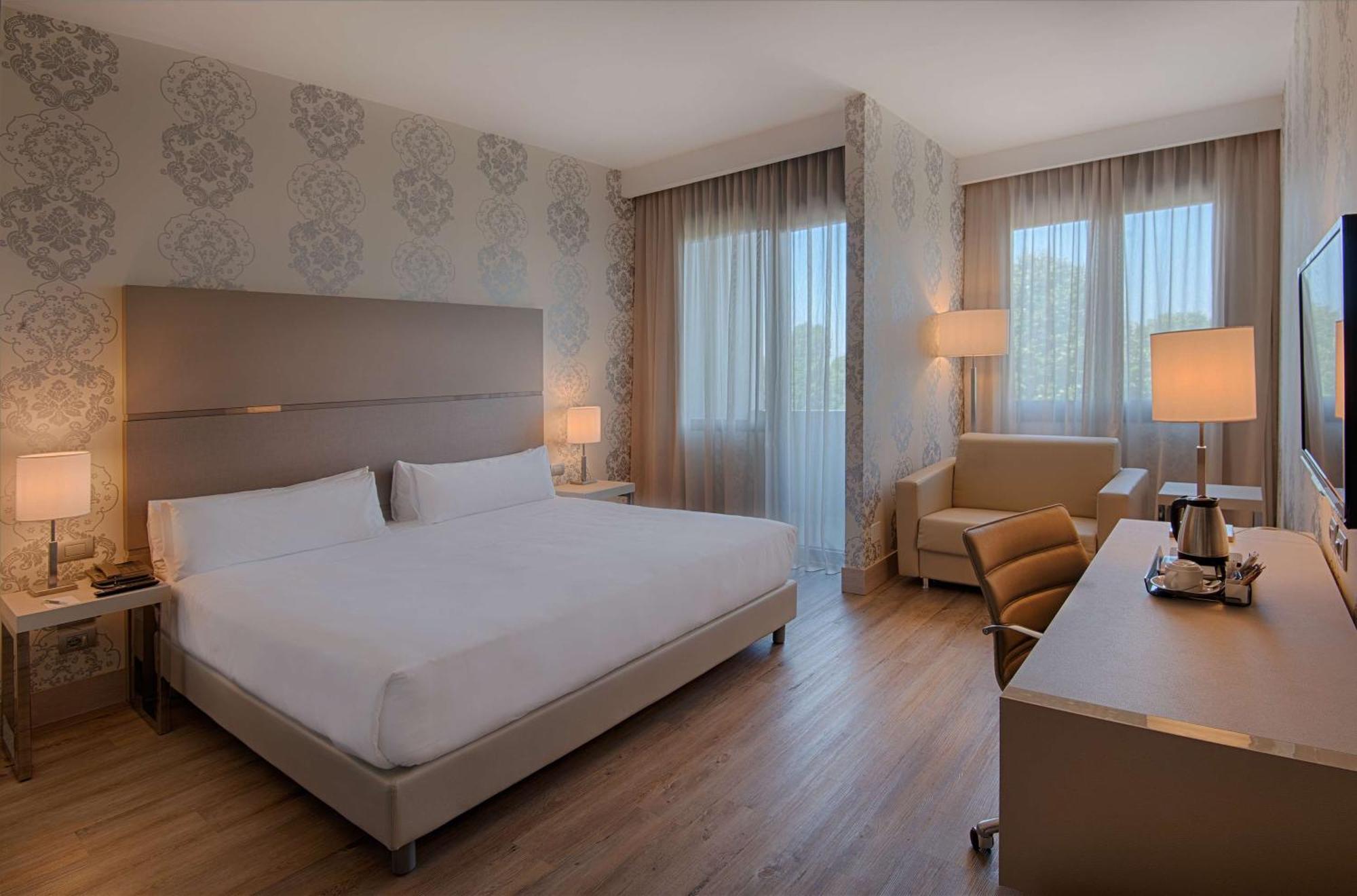 Nh Firenze Hotel Exterior photo